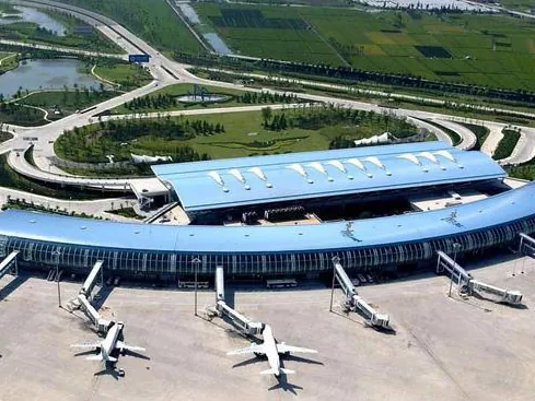 Terminal do aeroporto com estrutura de aço
